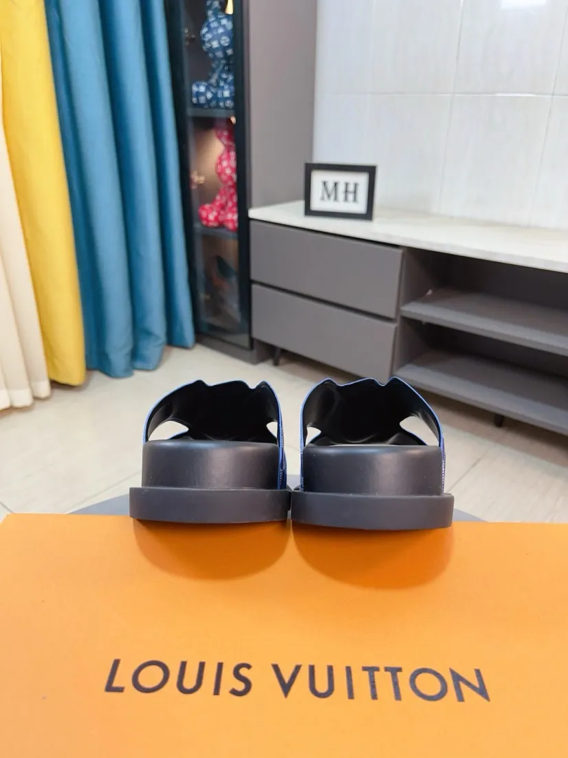 Men's shoes💰300🌹🌹【LV】Multi-color new men's slippers, original top-quality version, original special cowhide with pebbled embossing➕sheepskin on the inner and side, non-slip combination sole, more stable walking, more comfortable and lightweight, high-end and generous, size: 38~44
